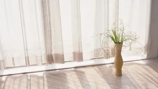 米色落地窗阳台花瓶海报背景