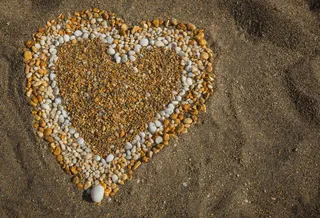 石头摆成的桃心免抠