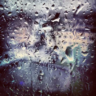 窗外玻璃水滴淡淡的忧伤免抠
