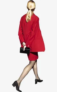 背着手拿钱包行走金发女士背影图免抠