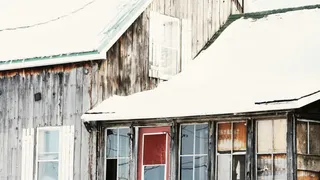 艺术白雪屋檐海报图免抠