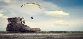 创意蓝天运动鞋海报背景高清