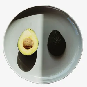 阳光下的牛油果免抠