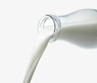 玻璃杯里面往下倒的牛奶免抠