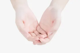 双手交叉托着免抠