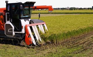 收割机收割麦子场景免抠