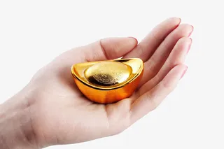 手捧金元宝高清图片免抠