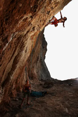 户外登山的人物免抠