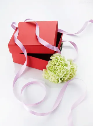 高清红色礼盒花朵免抠