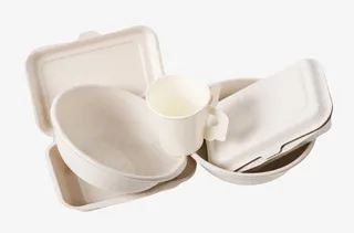 一堆凌乱的塑料碗和杯子免抠