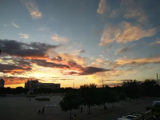 宿舍窗外的美丽天空高清