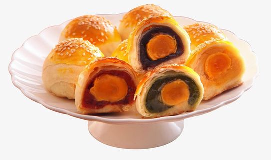 白盘里的蛋黄酥皮月饼免抠 白盘里的蛋黄酥皮月饼免抠