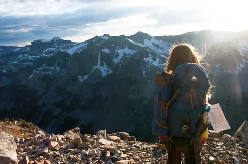 一个在大自然写生的女生免抠