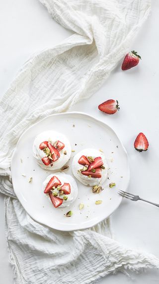 简约文艺草莓手机端H5背景高清