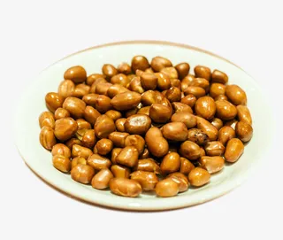 一盘食用油炸花生米免抠