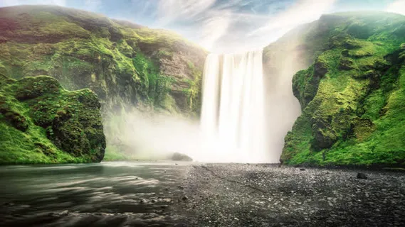 绿色大山下的瀑布免抠