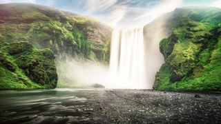 绿色大山下的瀑布免抠