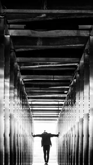 型男黑白艺术摄影H5背景高清