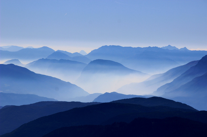 蓝色大气山川背景高清
