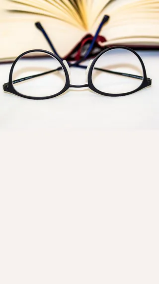 简约文艺书籍眼镜H5背景素材高清