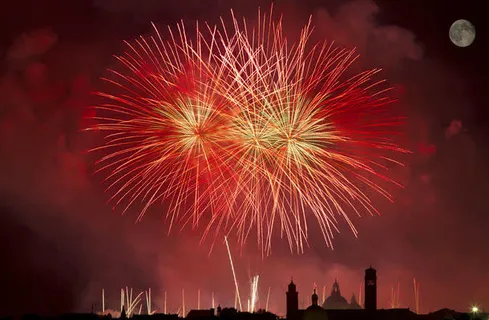 城市夜空中的烟花免抠