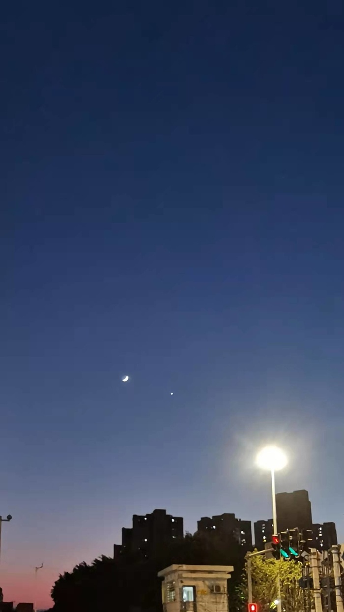 冬日傍晚的星空，充满梦幻的美高清