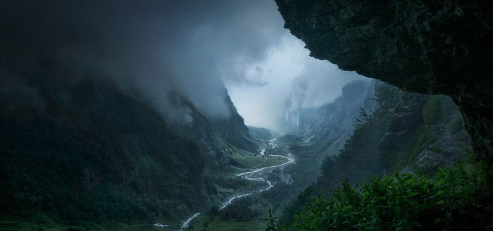 山谷阴天背景图高清