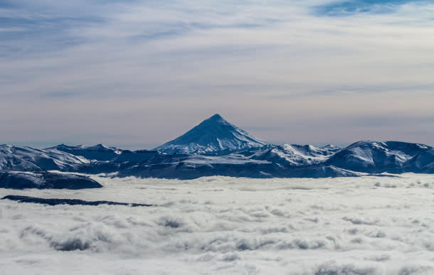 蓝天白云雪山雪地免抠