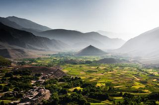天空大山渲染效果背景素材图片
