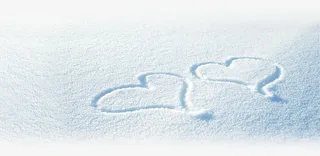 白色雪地上的爱心图案七夕情人节免抠