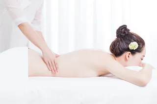 女性按摩背部高清