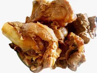 经过大火烹饪后出锅晾干的大块的免抠