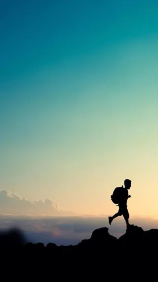 蓝色天空下奔跑的人H5素材背景高清