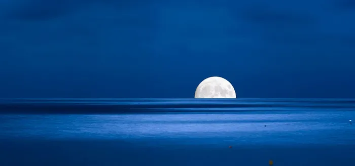 蓝色海面月亮升起背景高清