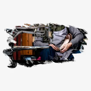 修鞋的工匠免抠