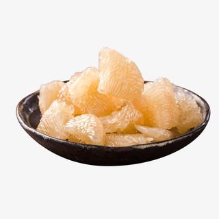 黑色瓷盘里的白色柚子肉免抠