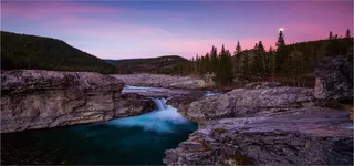 山间小溪自然美景背景图高清