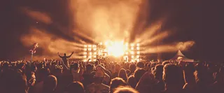 棕色人群狂欢banner背景高清