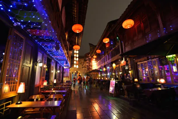 繁华的小镇街道夜景免抠