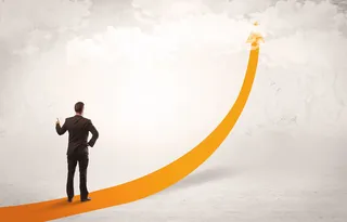 站在黄色箭头上的人物背影高清