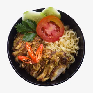 黑色碗里的西红柿辣椒肉片青菜拌免抠