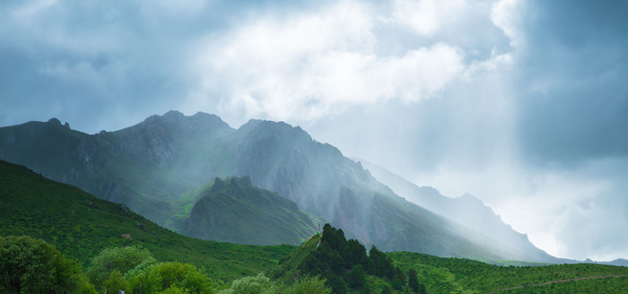 云雾缭绕远山背景图高清