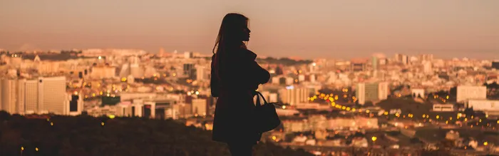 人物剪影城市背景高清