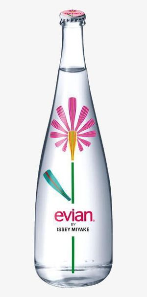 依云矿泉水免抠