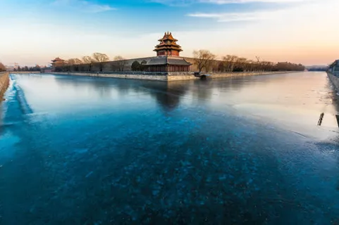 蓝天海面中国风建筑免抠