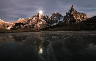 天空高山月亮湖面高清免抠