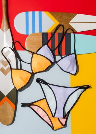 红黄色背景前的比基尼