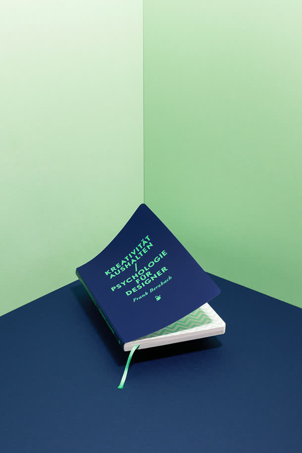 青色墙角里的书本免抠