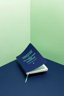 青色墙角里的书本免抠