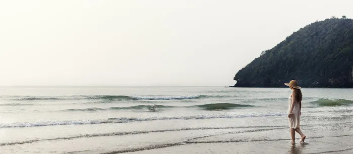 海滩边散步的美女高清
